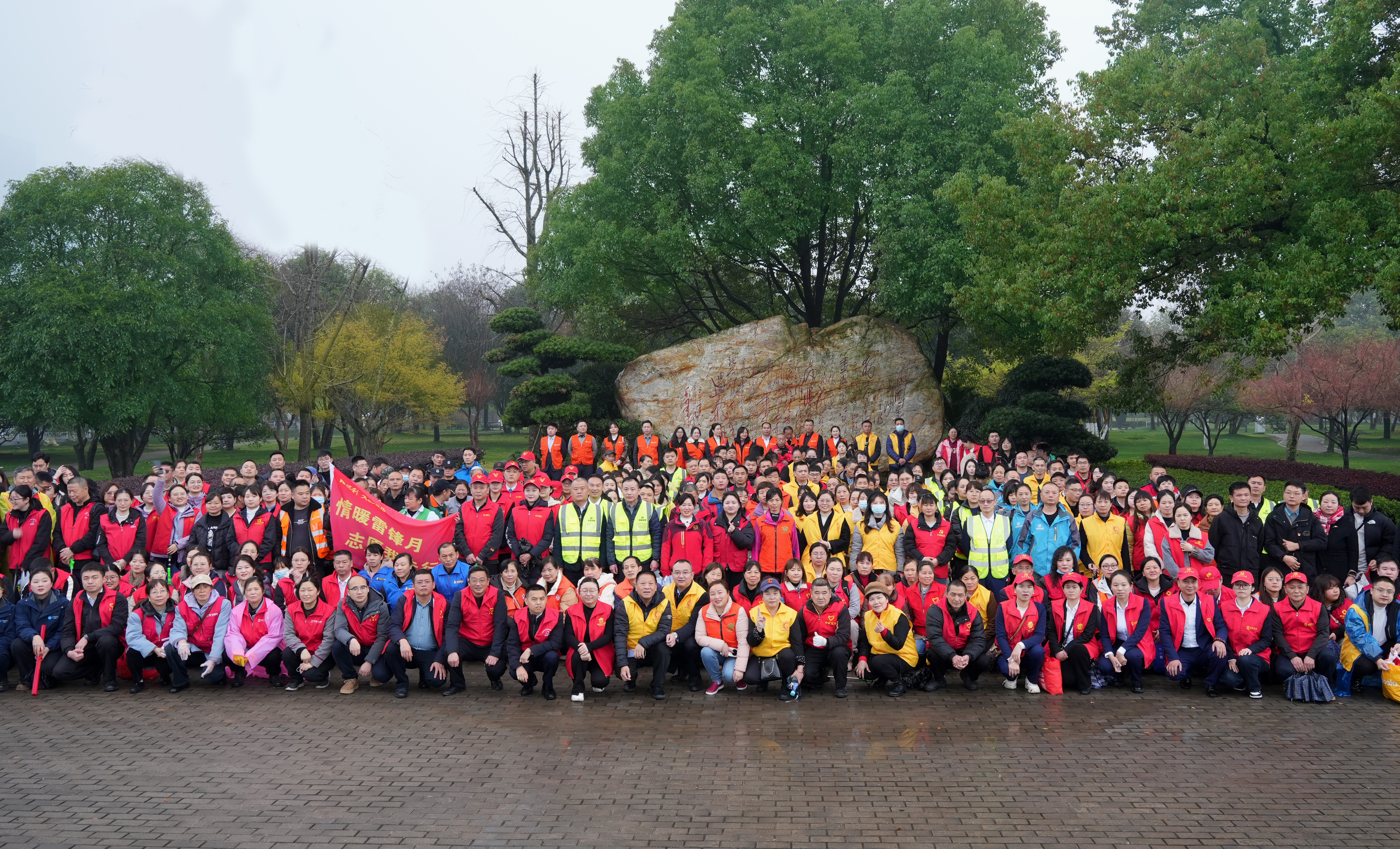 弘揚雷鋒精神!十余名員工齊聚橘子洲頭助力公益(圖1) 微信圖片_20250318104213.jpg